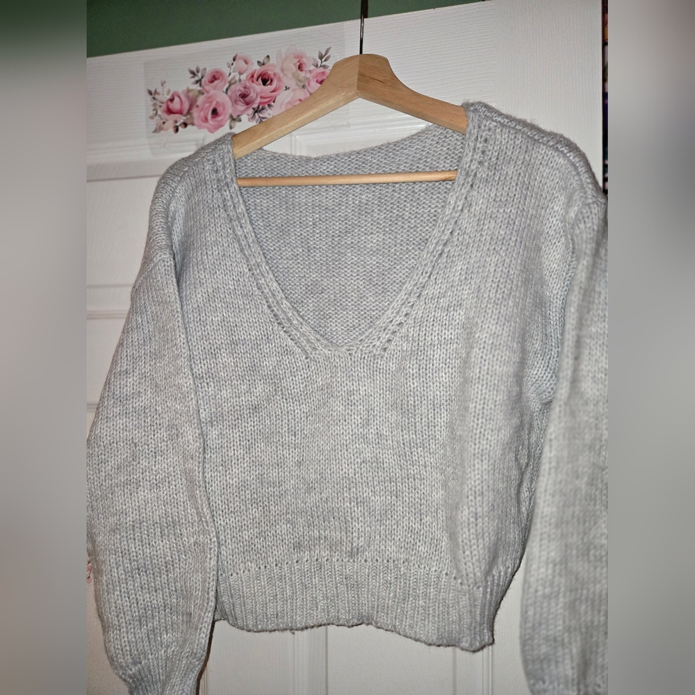 H&M Women's V-Neck Sweater in Light Gray
